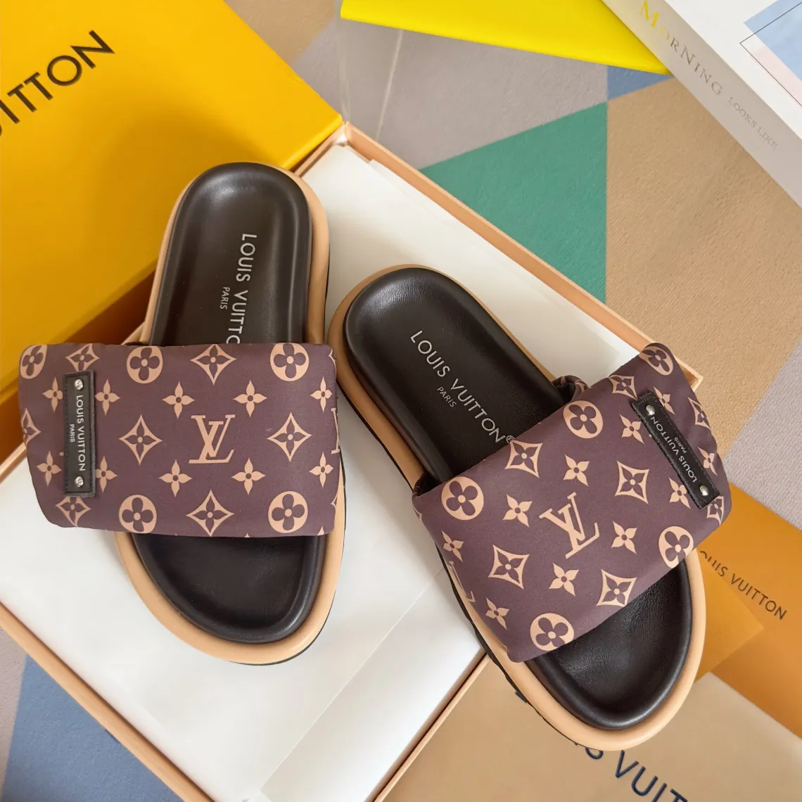 Factory direct sale 180👟👟 Women's Shoes Women's Clothing Women's Shoes Women's Clothing LV Louis Vuitton L Jialu Brand POOL PILLOW COMFORT Velcro Denim Denim Checkerboard Embossed Bread Flat Sandals Original purchase and development Production This Pool Pillow Comfort flat sandal is padded with neoprene to create a comfortable wide upper, and then embossed with the classic Monogram pattern. Velcro for easy adjustment, and a resilient insole and lubricious outsole complete the package. Exquisite packaging at the delivery counter 🛍📦 ▪️Fabric: Original customized technical fabric ▪️Inner lining: Original customized sheepskin foot pads ▪️Sole: Original open-molded rubber foam outsole ▪️Sole thickness: 4CM ▪️Size: Women's 35-40 / Men's 39-45